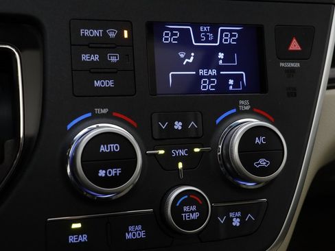 Used 2017 Toyota Sienna XLE image 10