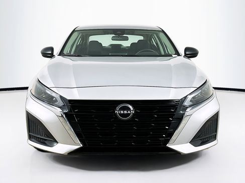 Used 2024 Nissan Altima 2.5 SV image 2