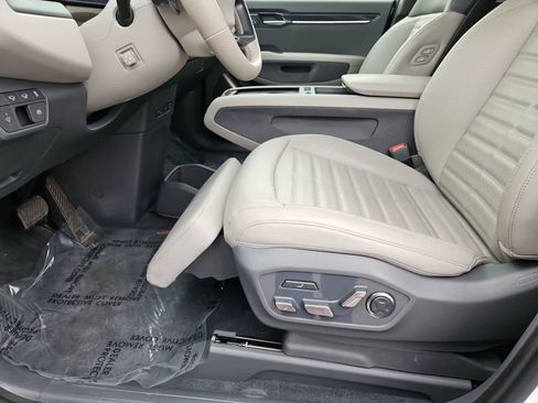 Used 2024 Kia EV9 Land w/ Towing Package image 16