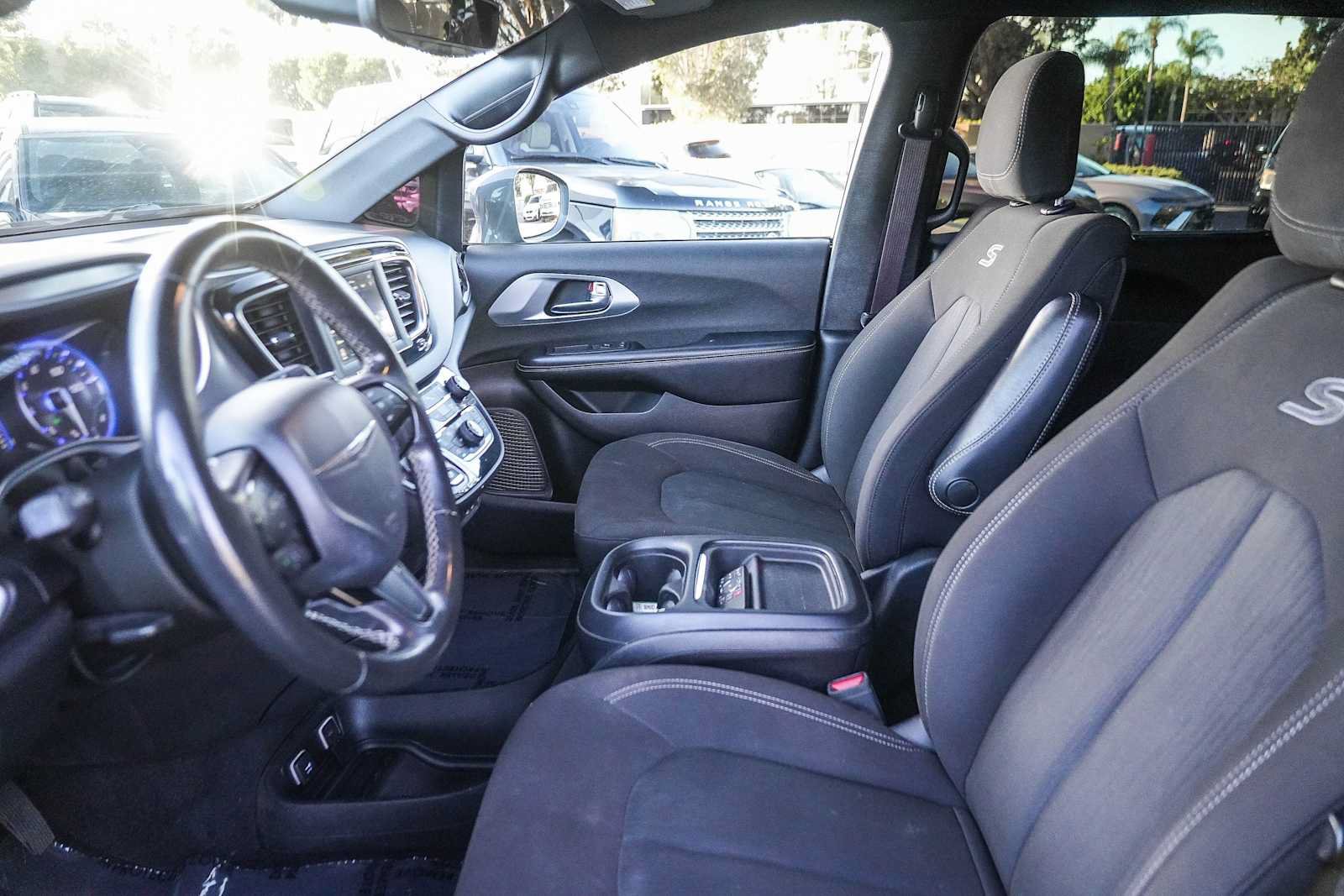 Used 2020 Chrysler Pacifica Touring w/ S Appearance Package FWD image 17