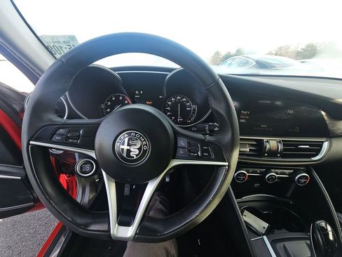 Used 2018 Alfa Romeo Giulia image 12