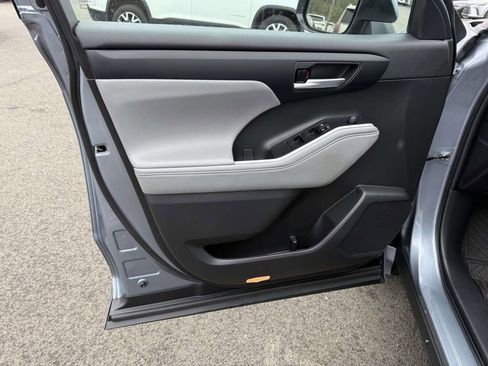 Used 2023 Toyota Highlander XLE image 13