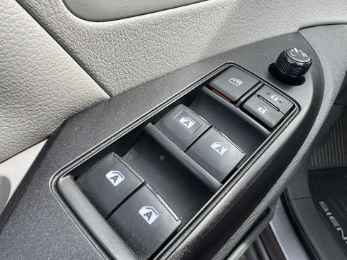 Used 2015 Toyota Sienna LE FWD image 16