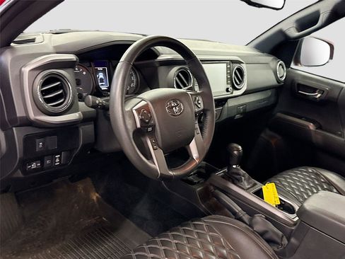 Used 2022 Toyota Tacoma TRD Sport AWD/4WD image 7