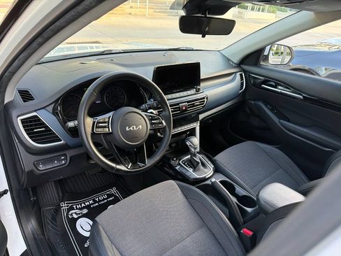 Used 2022 Kia Seltos S FWD image 2