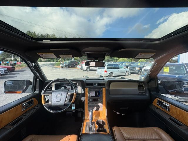 Used 2013 Lincoln Navigator 4WD image 17