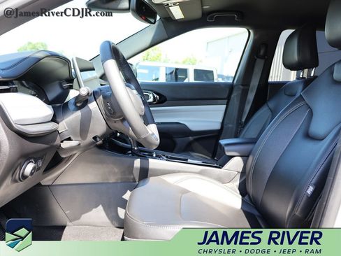 Used 2025 Jeep Compass Limited AWD/4WD image 22