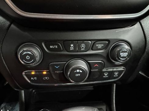 Used 2019 Jeep Cherokee Latitude w/ Popular Appearance Group AWD/4WD image 18