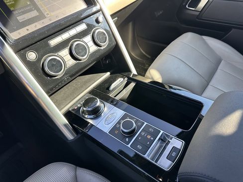 Used 2019 Land Rover Discovery HSE image 32
