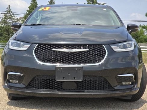 Used 2023 Chrysler Pacifica Touring-L FWD image 11