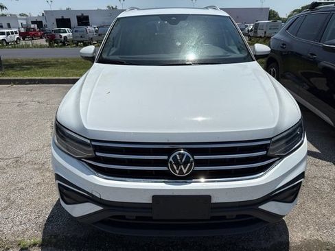 Certified 2024 Volkswagen Tiguan SE w/ Panoramic Sunroof Package AWD/4WD image 9