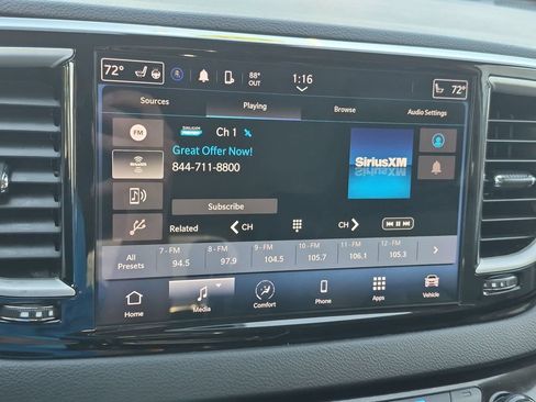 Used 2023 Chrysler Pacifica Touring-L FWD image 16