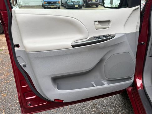 Used 2014 Toyota Sienna LE AWD/4WD image 7