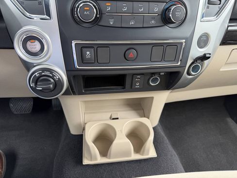 Used 2018 Nissan Titan SV AWD/4WD image 22