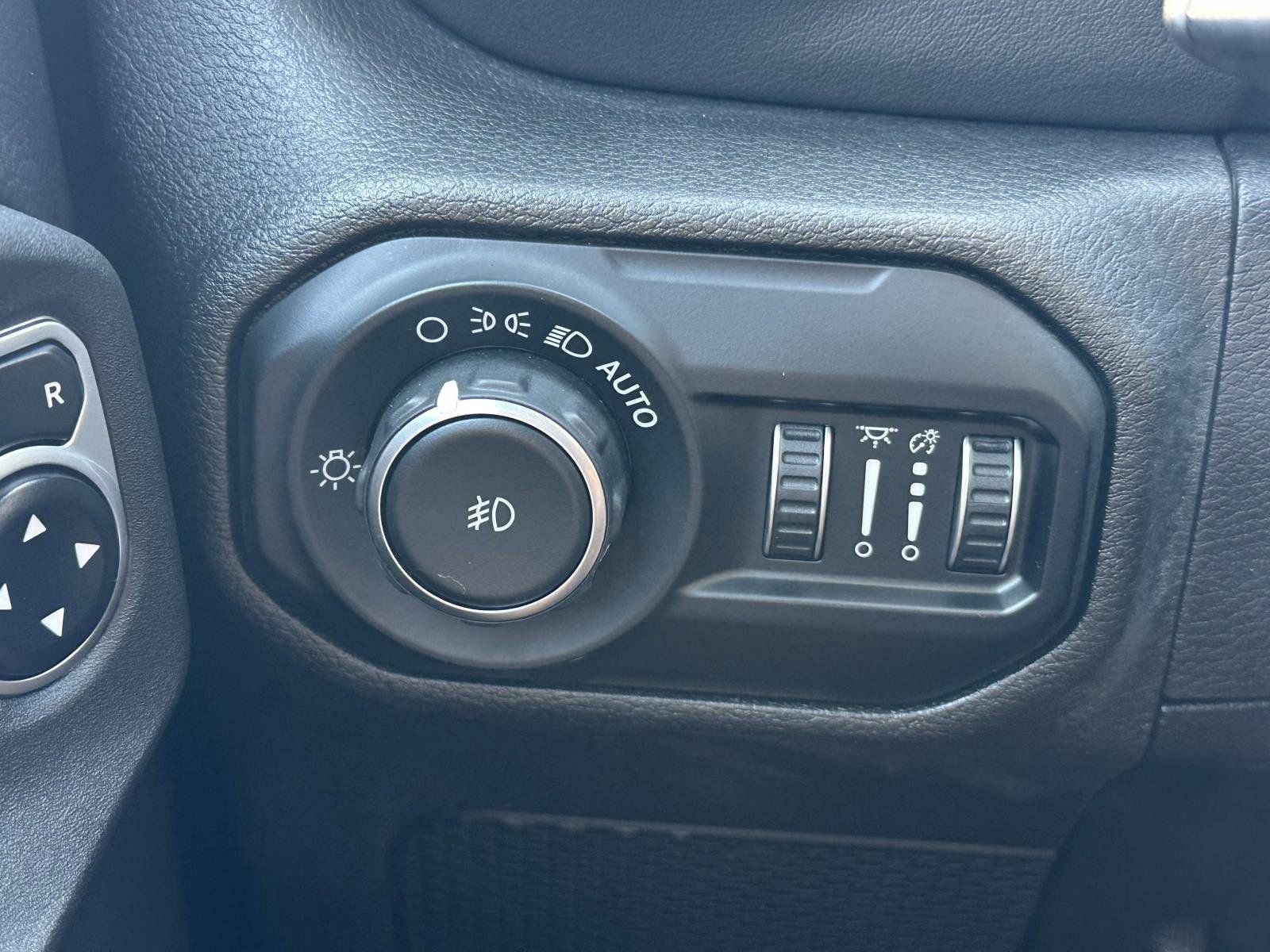 Used 2020 Jeep Wrangler Unlimited Sahara AWD/4WD image 22