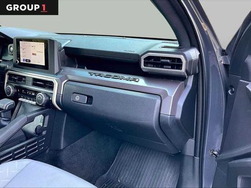 Certified 2025 Toyota Tacoma SR5 AWD/4WD image 19