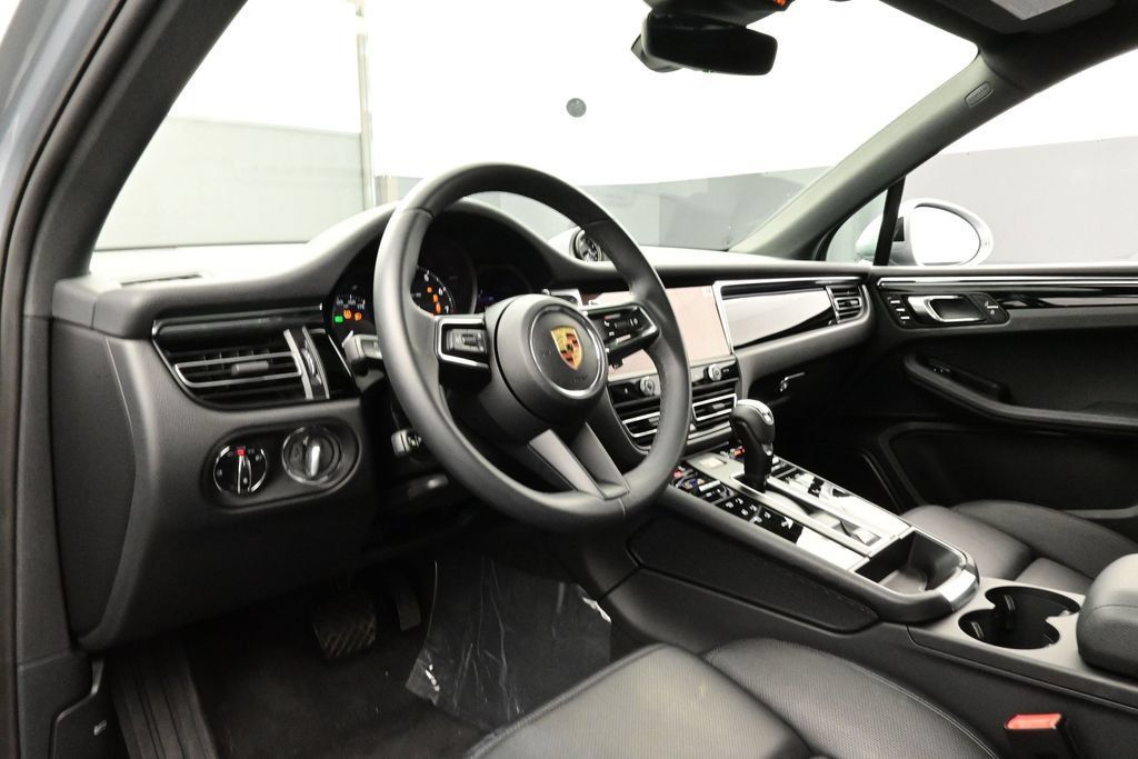 Certified 2025 Porsche Macan AWD/4WD image 4