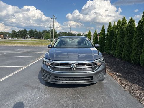 Used 2023 Volkswagen Jetta SE FWD image 3