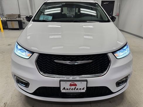 Used 2024 Chrysler Pacifica Select image 2