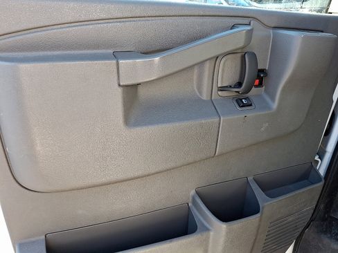 Used 2018 Chevrolet Express 2500 Extended image 14