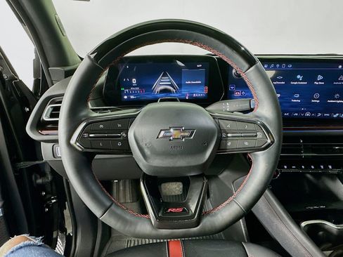 Used 2025 Chevrolet Traverse RS image 12