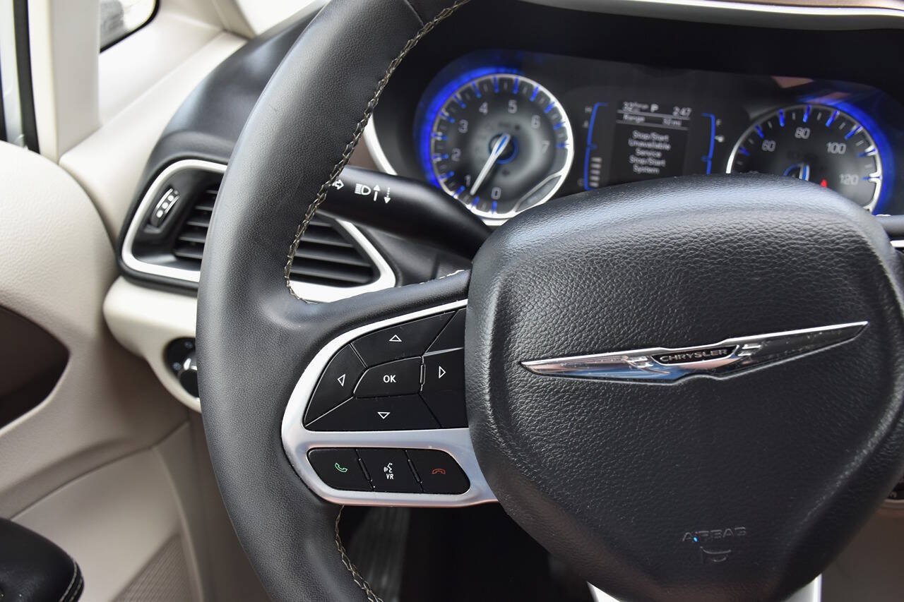 Used 2022 Chrysler Voyager LX FWD image 19