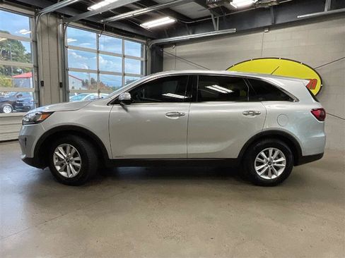 Used 2020 Kia Sorento LX image 2