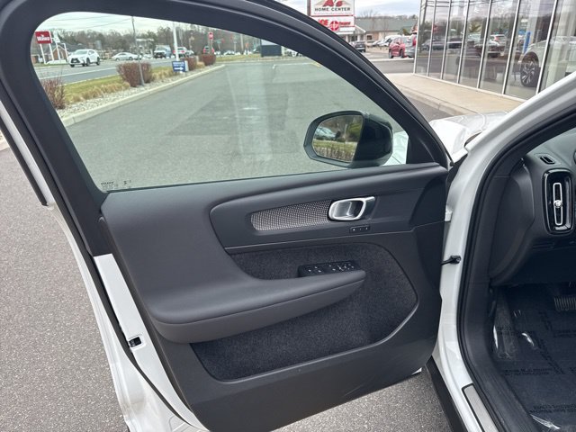 Certified 2025 Volvo XC40 B5 Plus AWD/4WD image 15