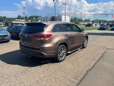 Used 2017 Toyota Highlander XLE AWD/4WD image 13