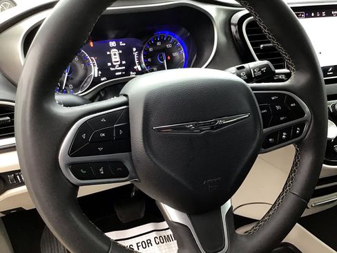 Used 2022 Chrysler Pacifica Touring-L image 12