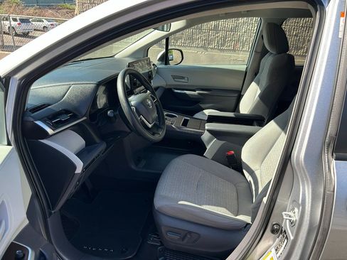 Used 2021 Toyota Sienna LE AWD/4WD image 9