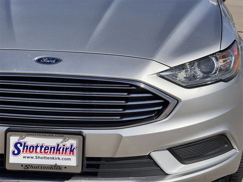 Used 2018 Ford Fusion SE w/ Fusion SE Technology Package image 8