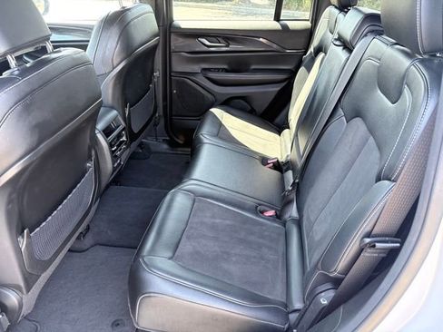Used 2023 Jeep Grand Cherokee Altitude AWD/4WD image 9