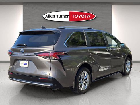 Used 2024 Toyota Sienna Limited FWD image 6