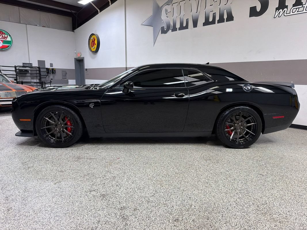 Used 2016 Dodge Challenger SRT Hellcat RWD image 5