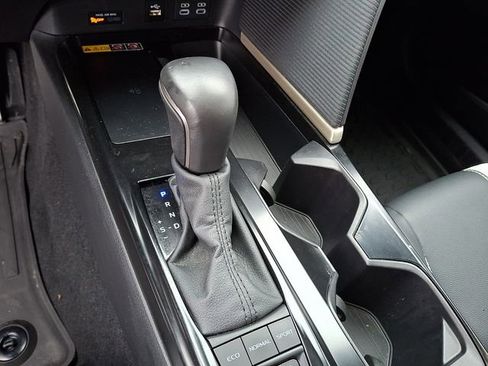 Used 2025 Toyota Camry SE image 11