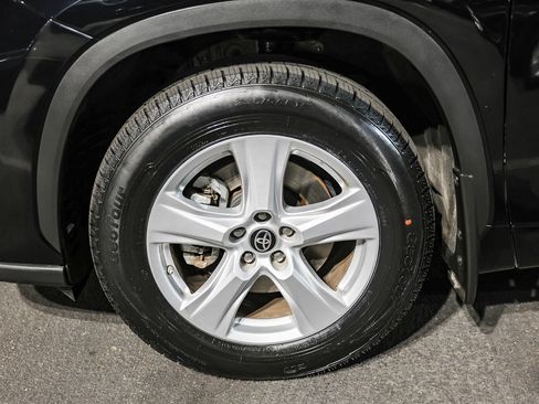 Used 2024 Toyota Highlander LE image 32