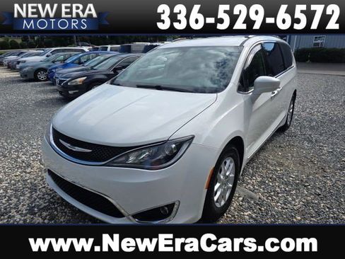 Used 2020 Chrysler Pacifica Touring-L FWD image 1