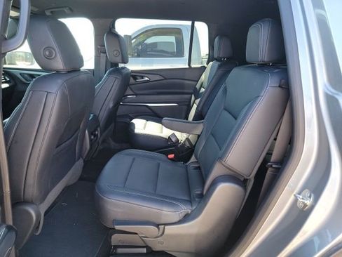 Used 2025 Chevrolet Traverse LT image 9