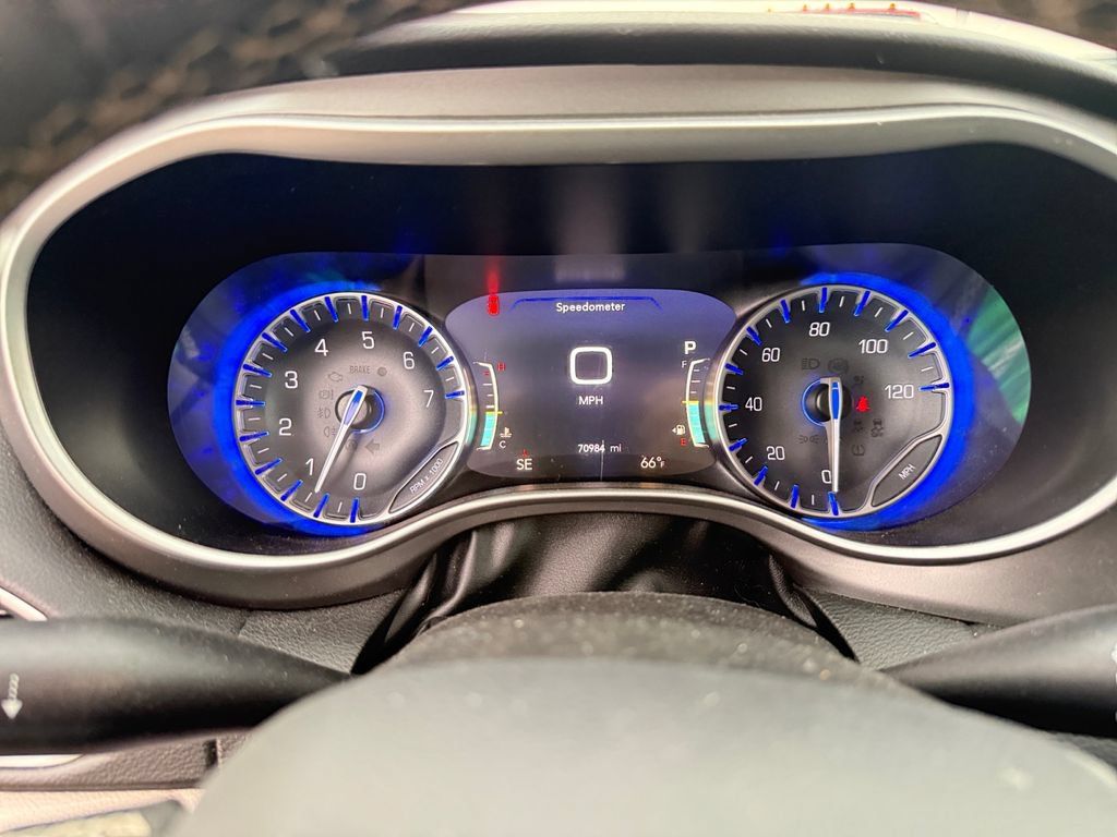 Used 2023 Chrysler Pacifica Touring-L FWD image 13