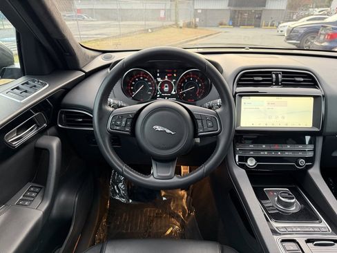 Used 2020 Jaguar F-PACE Premium image 27