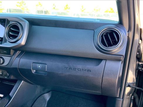 Used 2019 Toyota Tacoma TRD Off-Road image 18