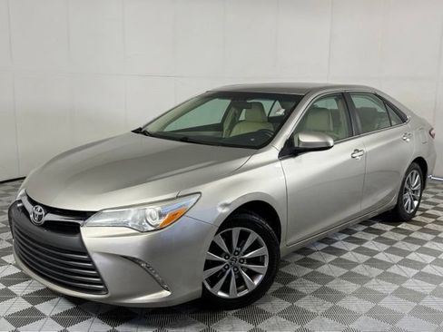 Used 2016 Toyota Camry XLE FWD image 2