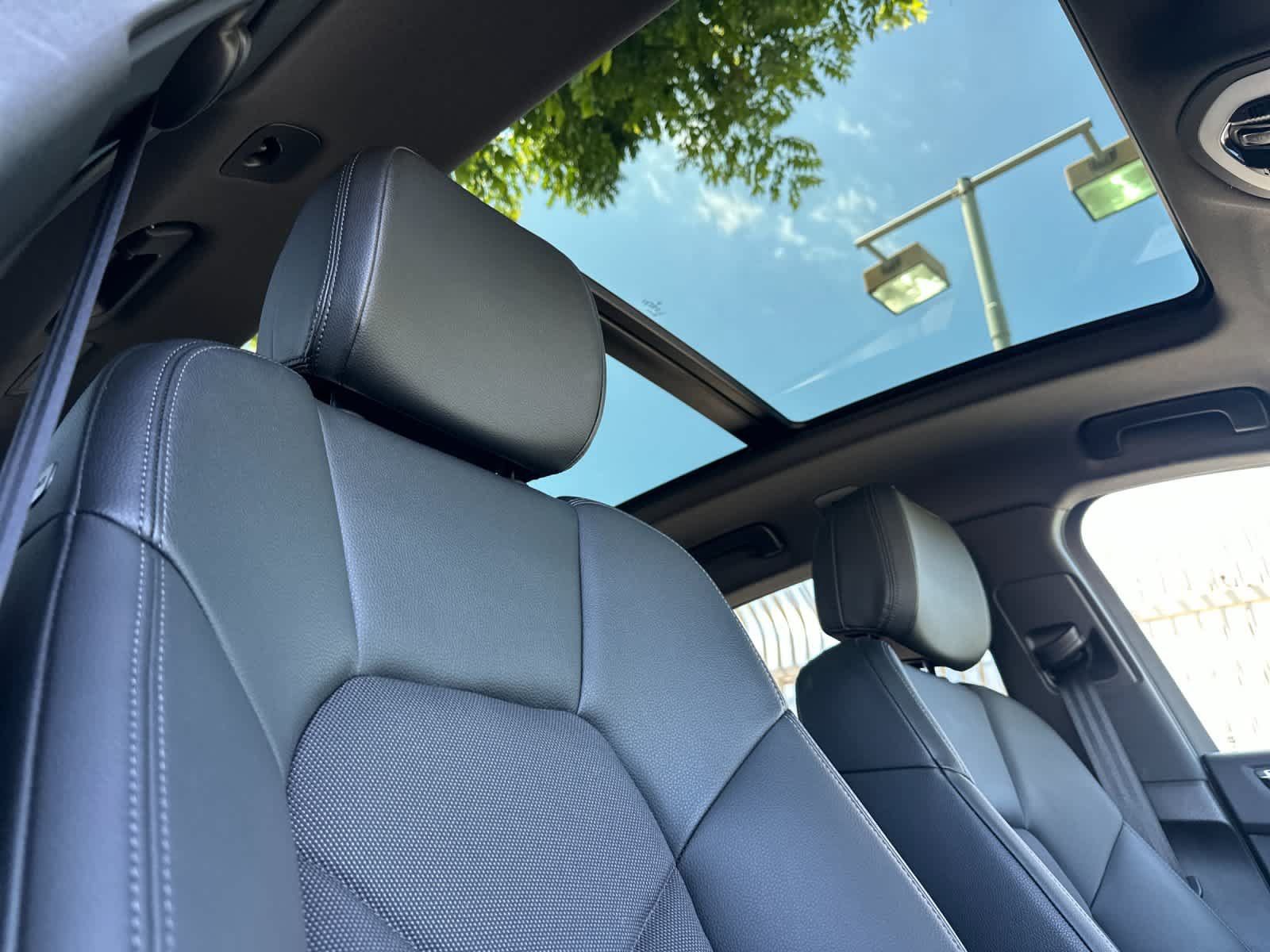 Certified 2025 Porsche Macan AWD/4WD image 18