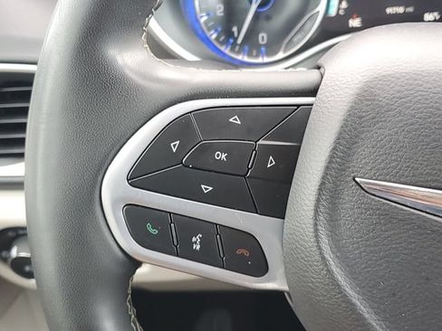 Used 2023 Chrysler Pacifica Touring-L FWD image 22