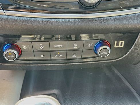 Used 2019 Buick Enclave Essence AWD/4WD image 16