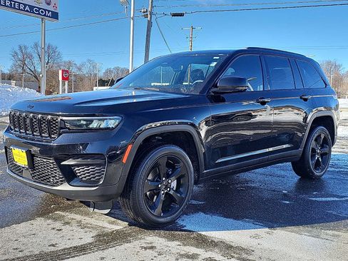 Used 2023 Jeep Grand Cherokee Altitude image 3