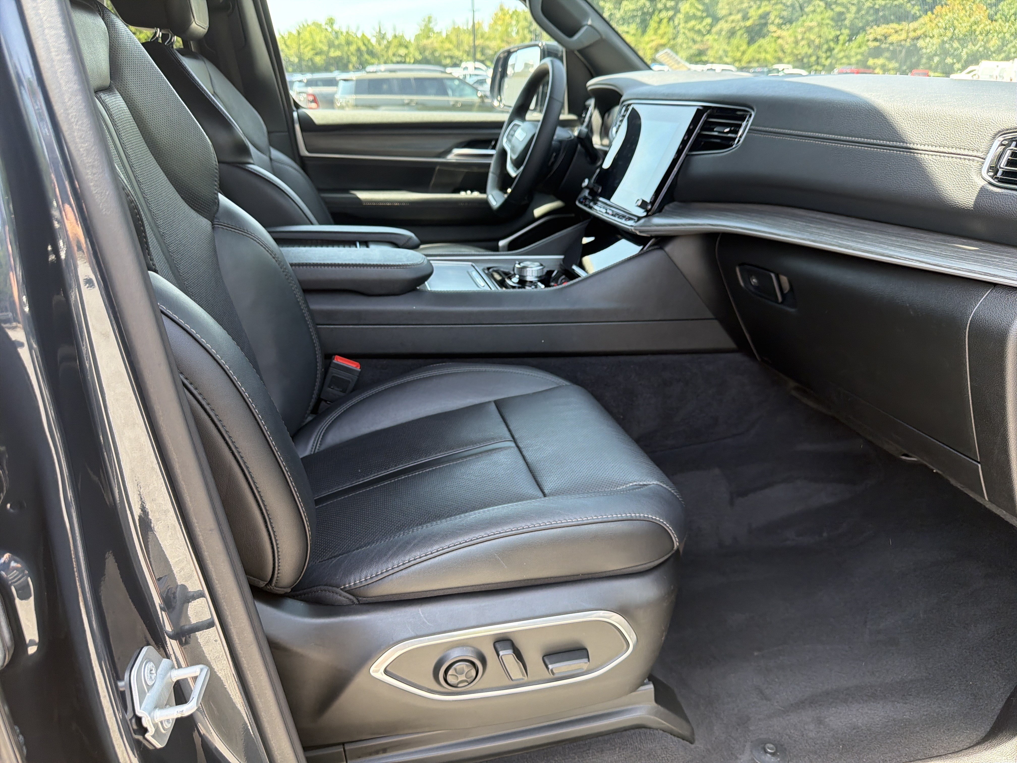 Used 2024 Jeep Wagoneer L Series III w/ Flexible Seating Group AWD/4WD image 16