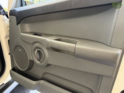 Used 2007 Jeep Commander Sport RWD image 22