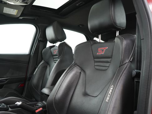 Used 2018 Ford Focus ST w/ Equipment Group 402A FWD image 28